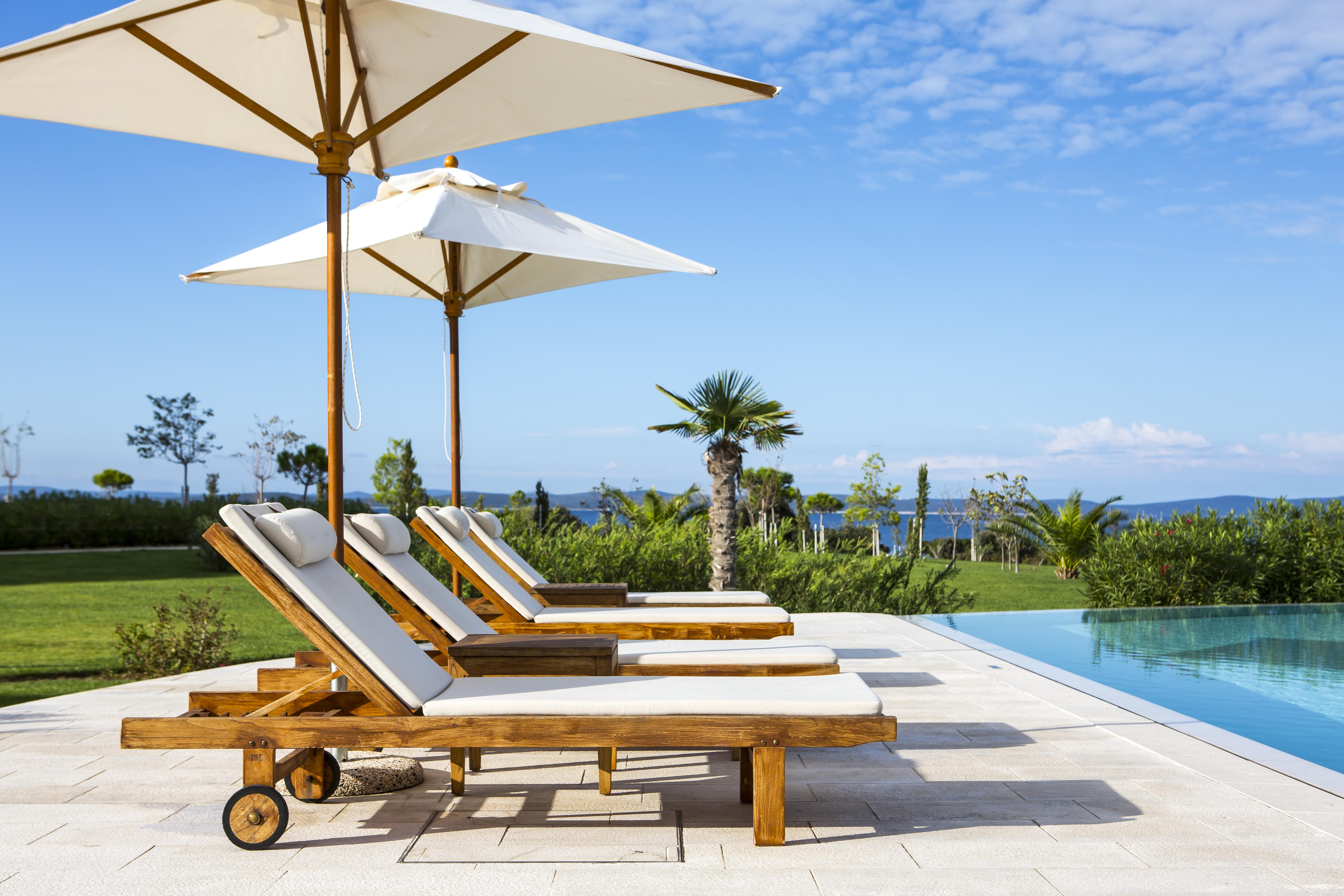 Falkensteiner Hotel & Spa Iadera Petrčane Dış mekan fotoğraf A poolside lounge chair