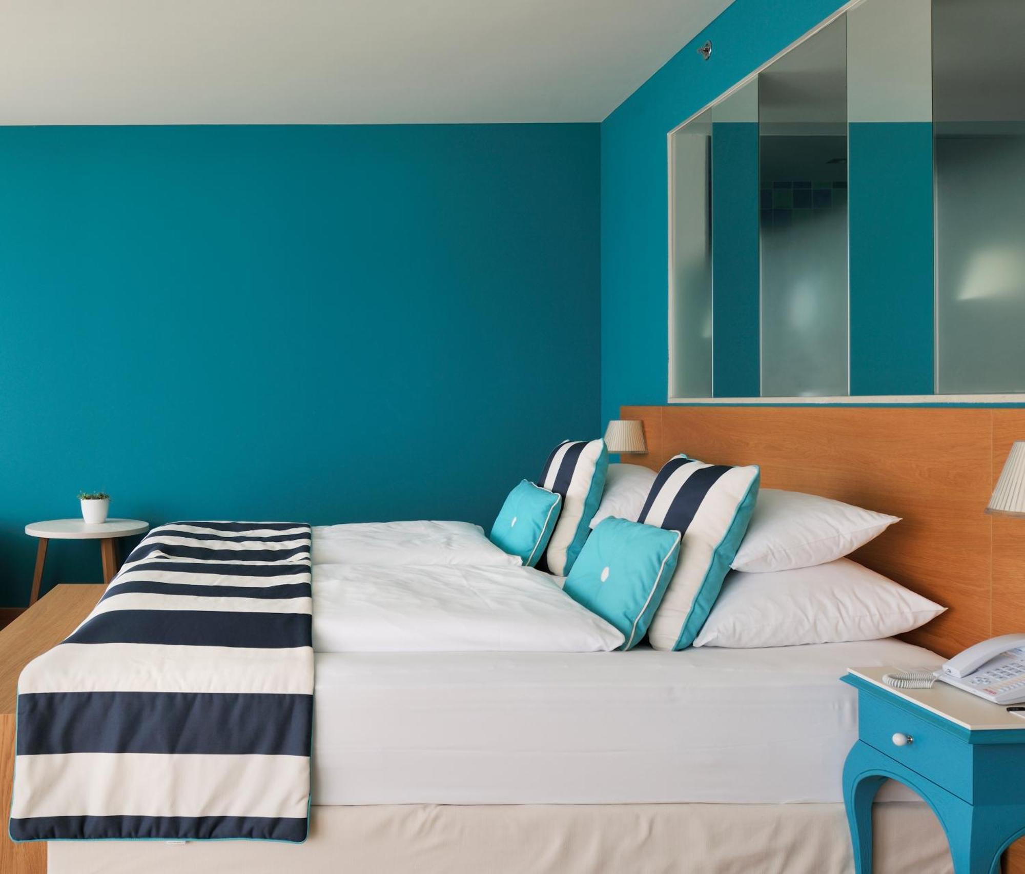 Falkensteiner Hotel & Spa Iadera Petrčane Oda fotoğraf A bedroom with blue walls